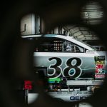 La ruleta rusa de Charlotte: Suárez triunfa bajo el diluvio mientras Van Gisbergen y Penske lidian con el caos